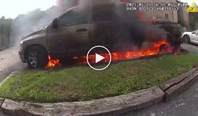 Спасли человека из горящей машины, который не хотел выходить наружу