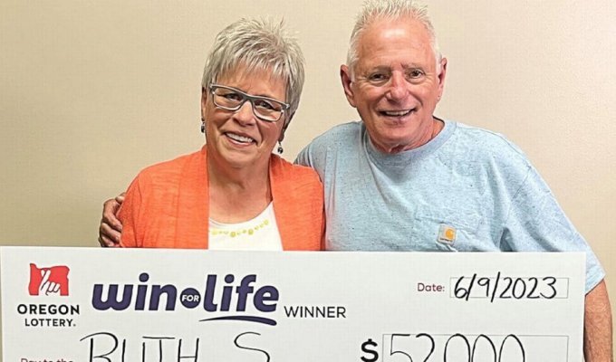 Grandmother played the lottery for the first time in her life and hit the jackpot (3 photos)