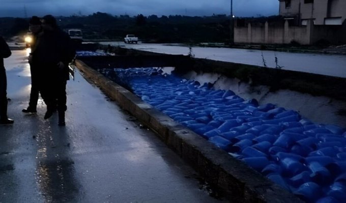 Floodwaters in Syria carried away thousands of gas cylinders (3 photos + 1 video)