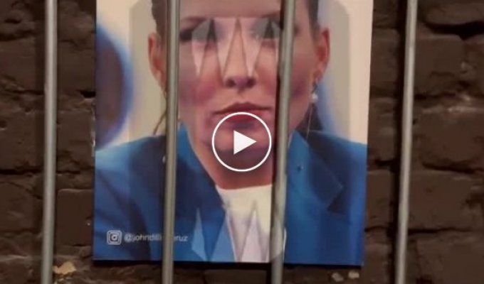Туалет ташкентского бара John Dillinger украсили портретами российских пропагандонов