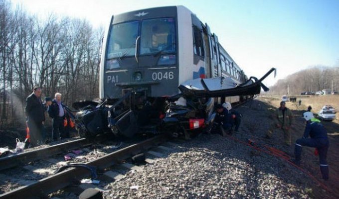 Поезд vs Lada Kalina - двое раненых и двое погибших (10 фото + видео)