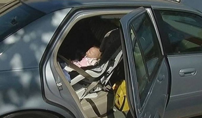 Младенец, запертый в машине, не дышал. Но когда люди разбили окно, они просто обомлели (5 фото)