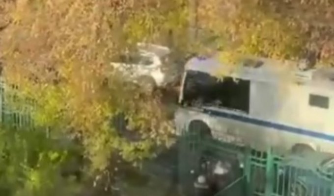 17-летний Александр устроил стрельбу около школы в Москве (4 фото + 2 видео)