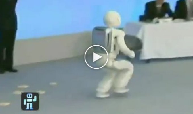 Робот Асимо умеет бегать и наливать себе кофе