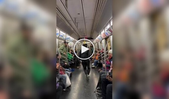Як їм весело кататися у метро