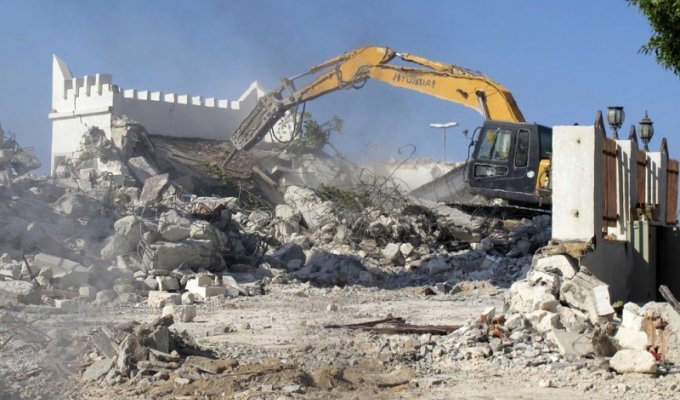 Ливийские вандалы разрушили мечеть бульдозерами (6 фото)