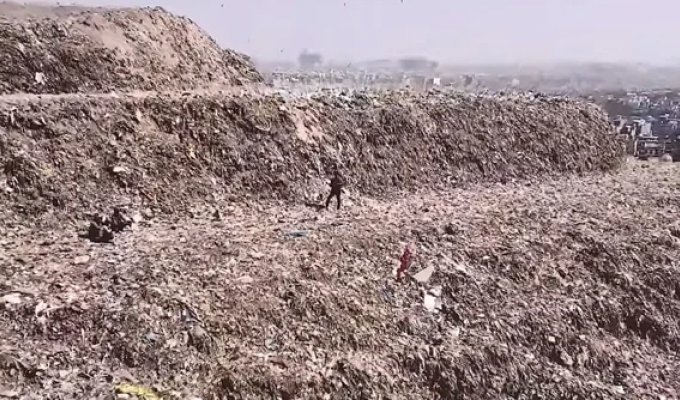 The size is simply incredible: "garbage mountain" slowly poisons the city's residents (2 photos + 1 video)