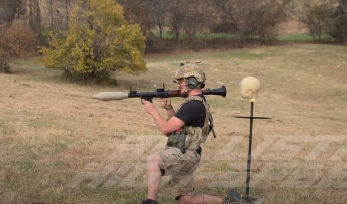 A man almost died while testing a grenade launcher (3 photos + 2 videos)