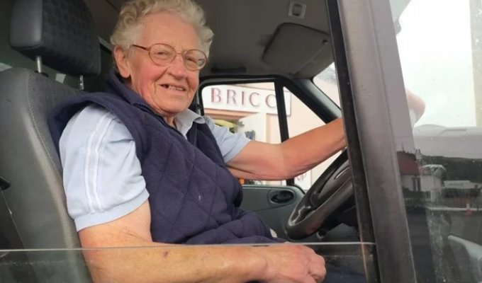 88-year-old Scottish resident raised £1.5 million to build a nursing home (2 photos)