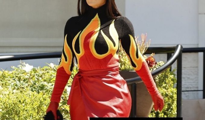 В Сети смеются над новым огненным нарядом Ким Кардашьян (8 фото)