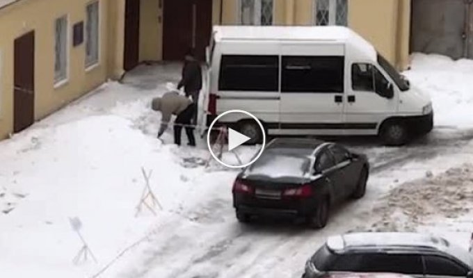 В Санкт-Петербурге неизвестные люди воруют снег