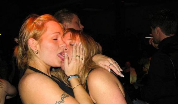Девушки целуются (90 фото)