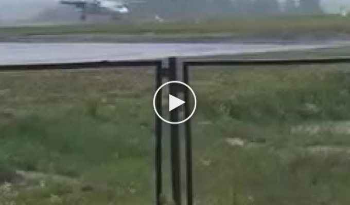 Unsuccessful landing of the plane at the airport caught on video