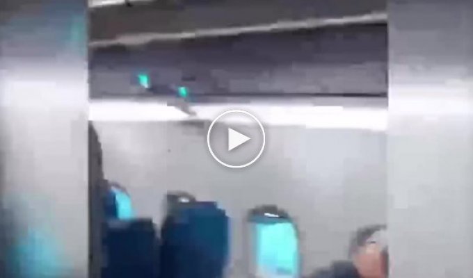 Эвакуация пассажиров самолета в аэропорту Волгограда