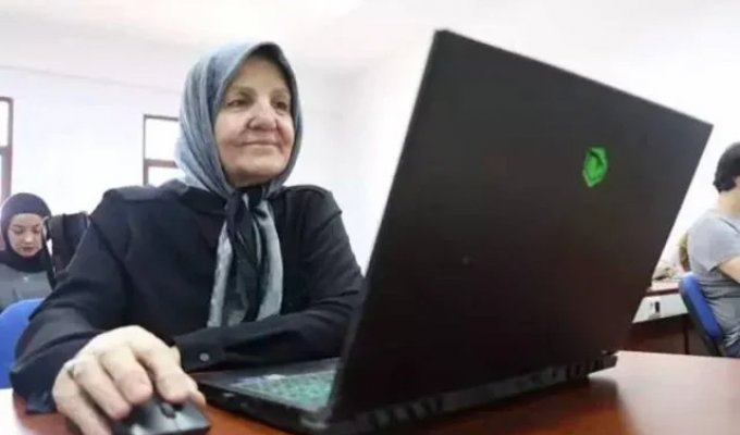 Никогда не поздно: 71-летняя бабушка из Турции выучилась на графического дизайнера (4 фото)