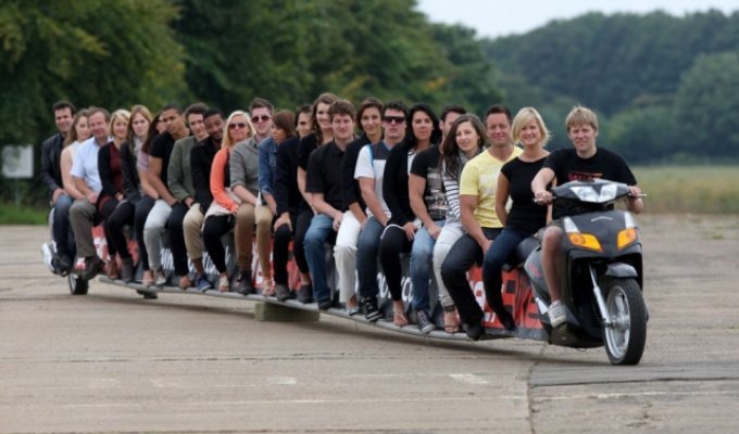 Самый длинный скутер в мире (6 фото)