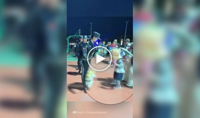 Полицейский корги укусил сосиску ребенка во время патрулирования