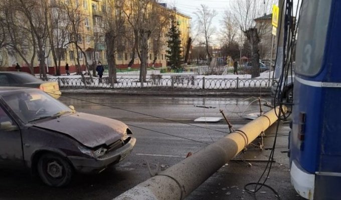 В Омске столб рухнул прямо на проезжую часть. Чудом никто не пострадал (2 фото + 1 видео)