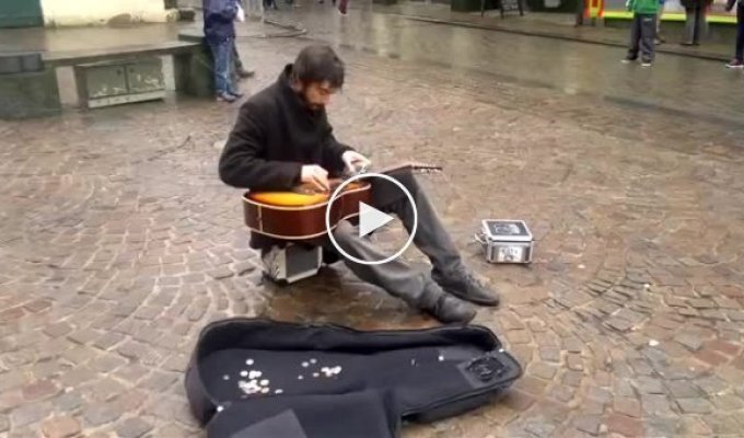 Уличный музыкант играет на гитаре флягой для алкоголя