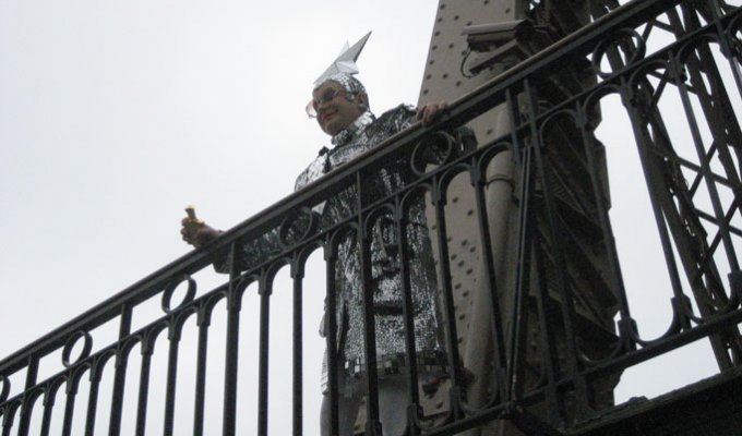 Верка Сердючка в Париже на эйфелевой башне снимает клип  (13 фото)
