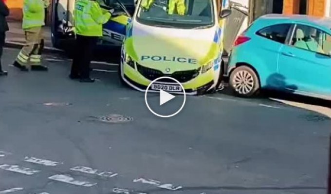 Британский юмор и полицейские в странном ДТП