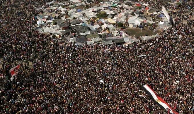 Огромная толпа демонстрантов снова оккупировала площадь Тахрир в Каире (11 фото)