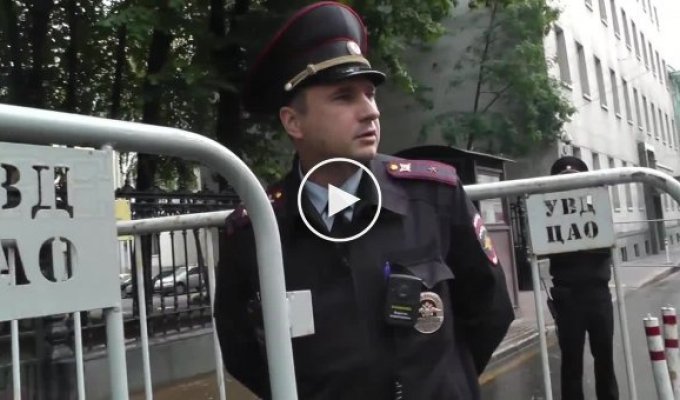 Как охраняют украинское посольство в Москве (майдан)