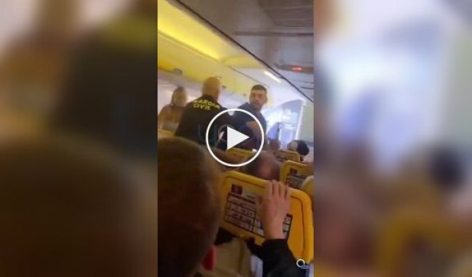 Сотрудники полиции вывели из самолета пьяных мужчин, летевших на мальчишник
