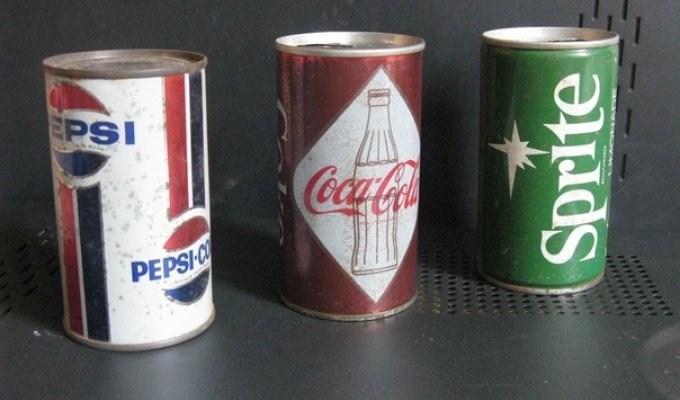 Дизайны жестяных банок Кока-Кола и других популярных напитков из 80-90х (21 фото)