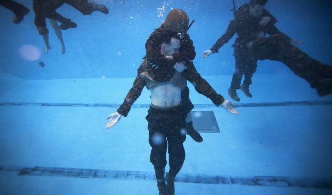 17 фотографий, которые показывают подготовку военных к выживанию на воде (17 фото)
