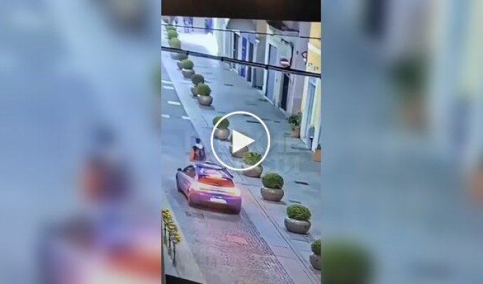 Мигрант пожалел, что ударил полицейскую машину