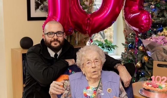 102-летняя пенсионерка Моника Раддик заказала стриптиз на день рождения (3 фото)