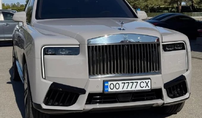 На дорогах України з'явився ще один найдорожчий серійний позашляховик у світі (4 фото)