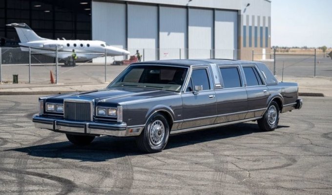 Limousine Lincoln Town Car - an irreplaceable character in American films (16 photos + 3 videos)