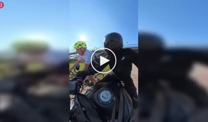 Смелый, но неразумный: велосипедист пытался обогнать мотоциклиста