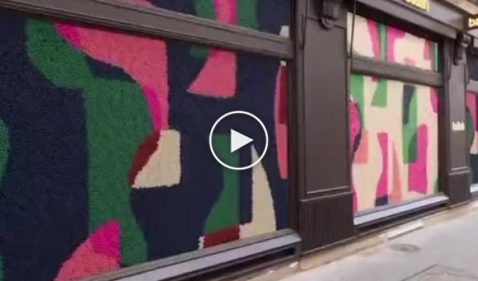 Мозг взрывается от такой рекламы: фасад магазина Ba&sh в Париже