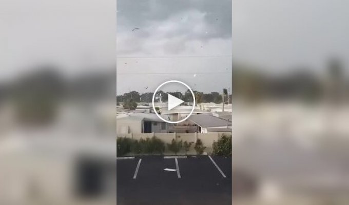 Торнадо снес дом в США