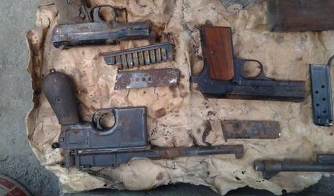 Житель Львова нашел на крыше своего дома скрытый арсенал оружия (4 фото)