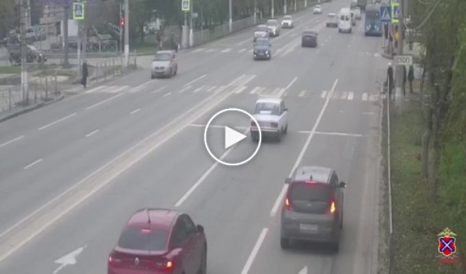 Самокатчик безоглядно рванул вперед. В Волгограде пожилой водитель на «Жигулях» сбил школьника