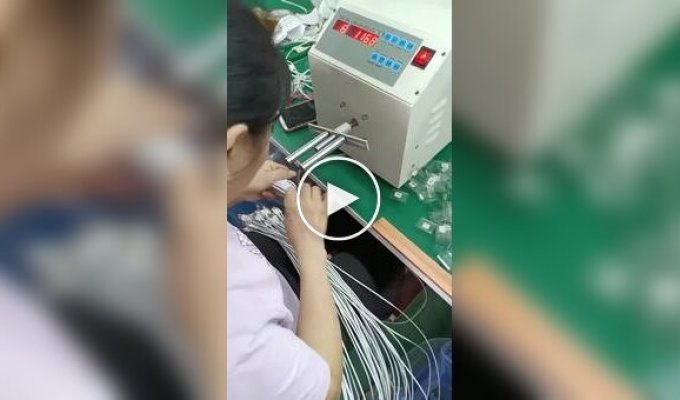 На видео показали процесс упаковки зарядных кабелей на фабрике в Китае