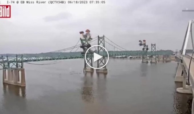 Suspension bridge across the Mississippi was epicly blown up in the USA