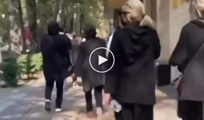 Женщины гуляют по столице Ирана без хиджаба