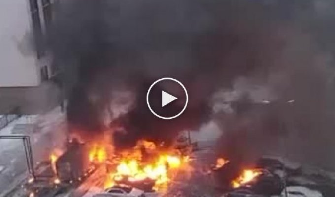 Из-за разлившегося топлива в Новой Москве на парковке сгорели автомобили