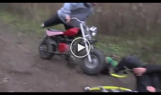 Парень пытался перепрыгнуть мотоцикл
