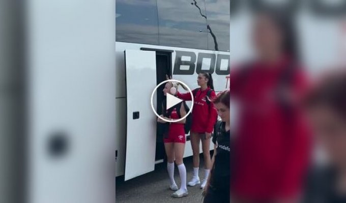 Волейболистки показали трогательный жест взаимопомощи при выходе из автобуса
