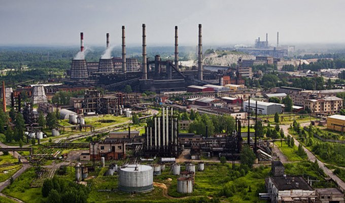 Полузаброшенный завод в Ленинградской области (24 фото)