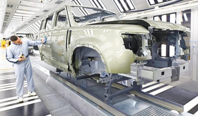 Проблемы JLR продолжаются: компания останавливает производство (2 фото)
