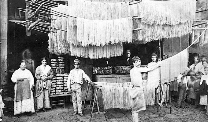 Репортаж с макаронной фабрики прошлого века (18 фото)