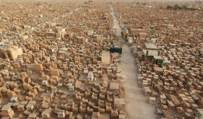 Невероятные размеры кладбища Вади Аль-Салам в Ираке (13 фото)