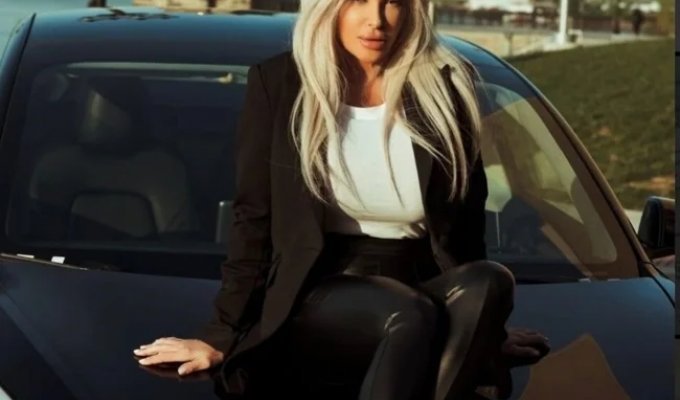 Former Playboy model after divorce took up taxi driving (6 photos + 1 video)